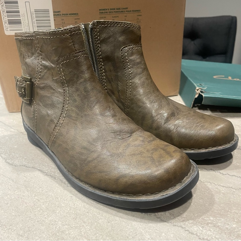 Clarks Nikki Star Q Olive Flat Ankle Boots - Size 6